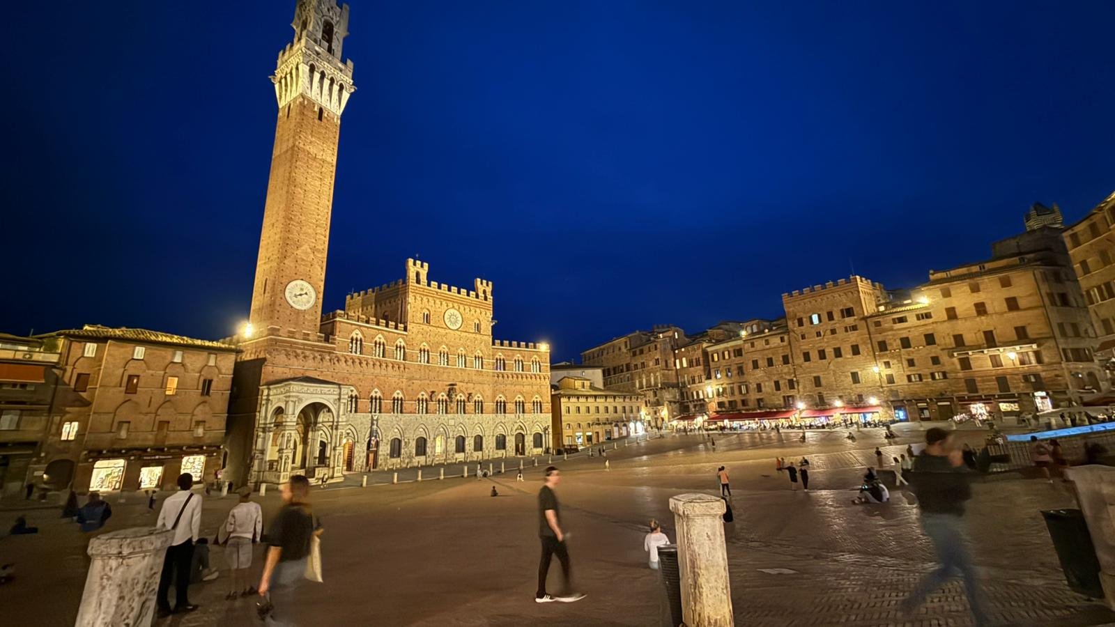 Piazza del Campo w Sienie nocą
